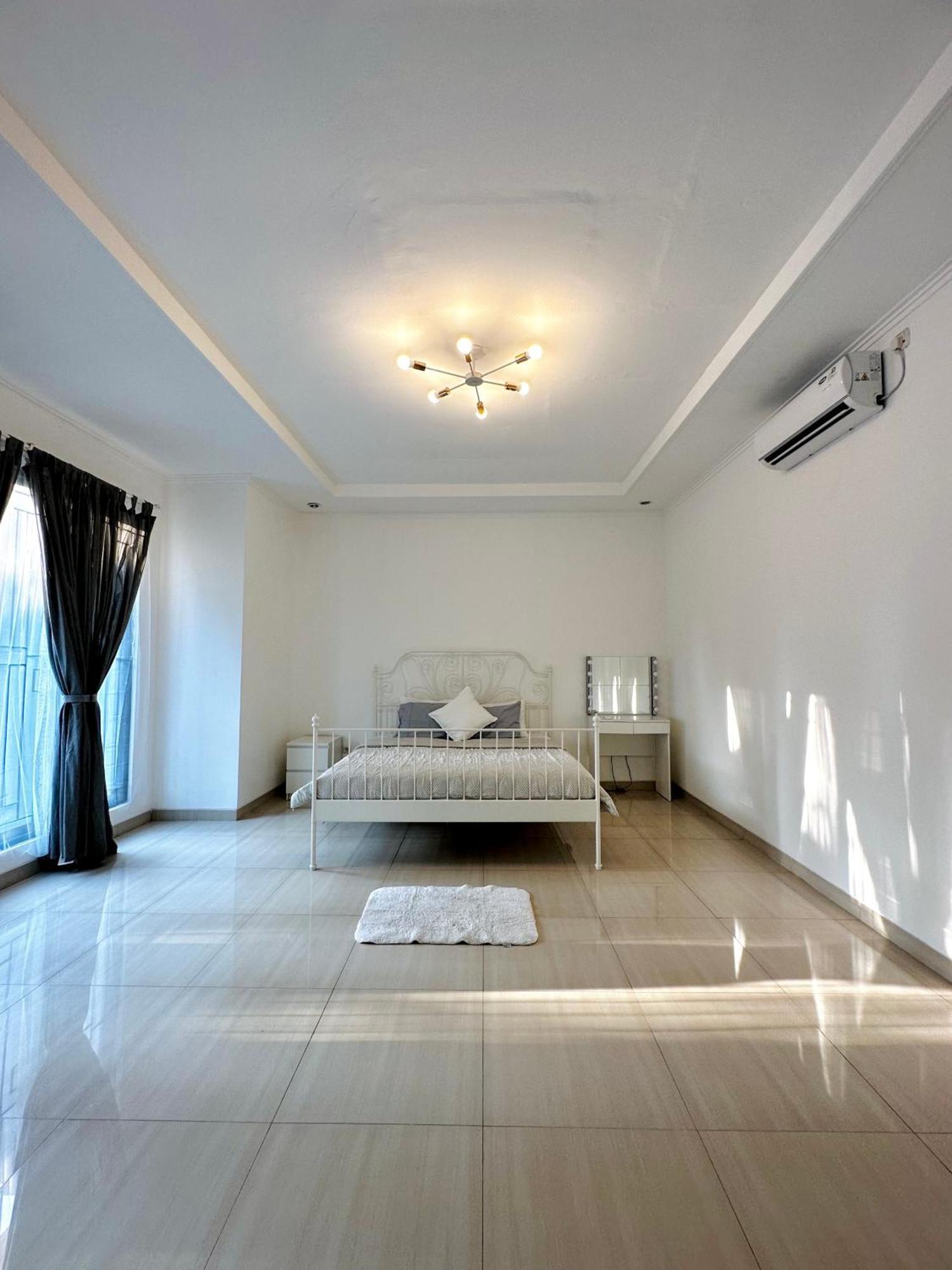 4-Bedroom Home In South Jakarta Nuansa Swadarma Residence By Le Ciel Hospitality Exterior photo