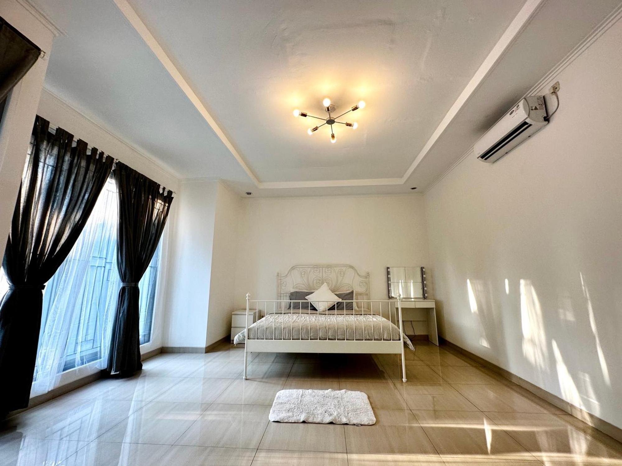4-Bedroom Home In South Jakarta Nuansa Swadarma Residence By Le Ciel Hospitality Exterior photo