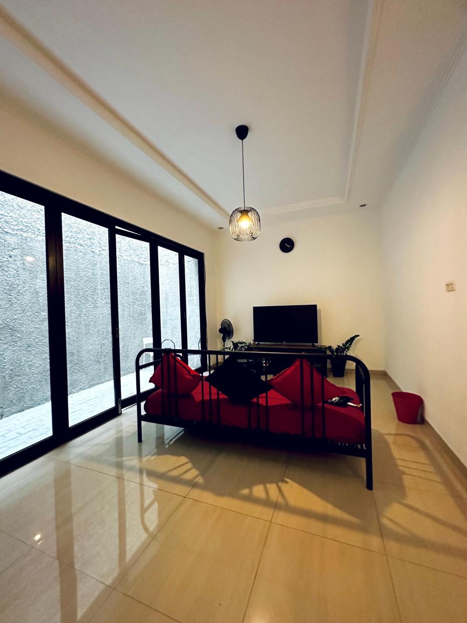 4-Bedroom Home In South Jakarta Nuansa Swadarma Residence By Le Ciel Hospitality Exterior photo