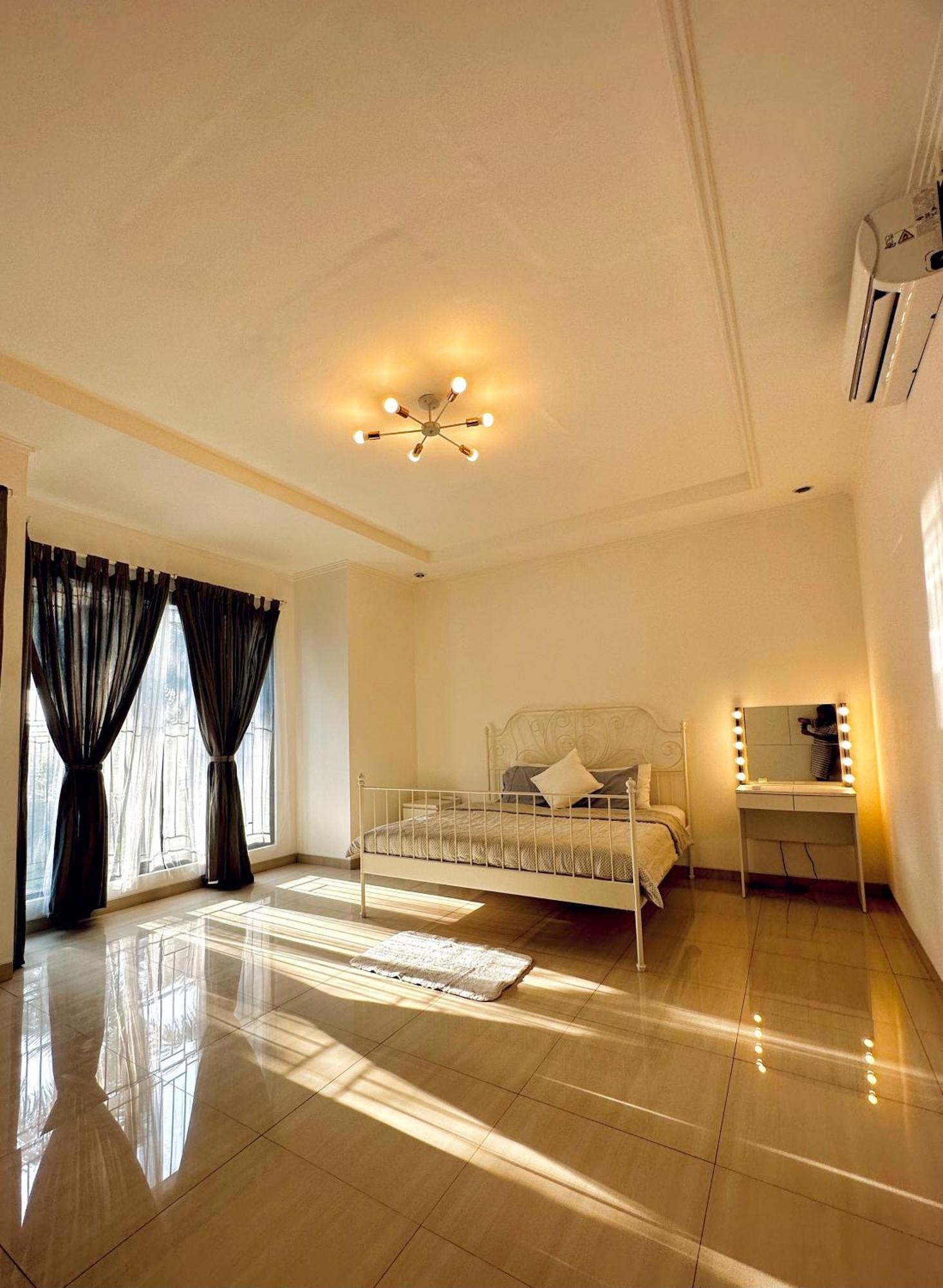 4-Bedroom Home In South Jakarta Nuansa Swadarma Residence By Le Ciel Hospitality Exterior photo